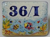 Pannelli e numeri civici in ceramica