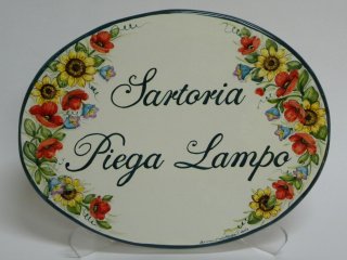 Insegne, pannelli e mattonelle in ceramica dipinte a mano per ristoranti, residence, bed and breakfast, negozi e pizzerie. Riproduzione e realizzazione di loghi aziendali su vari formati. Realizazzione di pezzi speciali e con argille refrattarie.