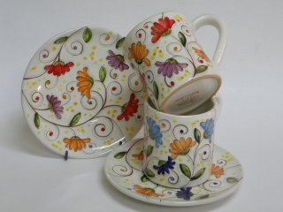 Tazze da colazione modello "MUG" con piatto dipinte a mano con motivo "fiori di cera". Tecnica: maiolica. 