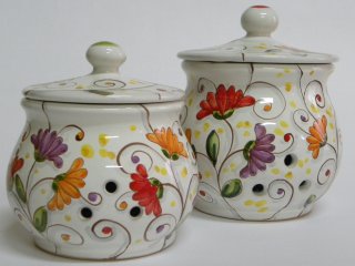 Portaspezie dipinti a mano con mtivo "fiori di cera".Tecnica:maiolica