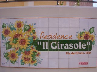Insegne, pannelli e mattonelle in ceramica dipinte a mano per ristoranti, residence, bed and breakfast, negozi e pizzerie. Riproduzione e realizzazione di loghi aziendali su vari formati. Realizazzione di pezzi speciali e con argille refrattarie.